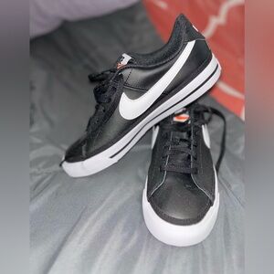 Nike Black and White Youth Boys Size 5 Low Top Court Shoes